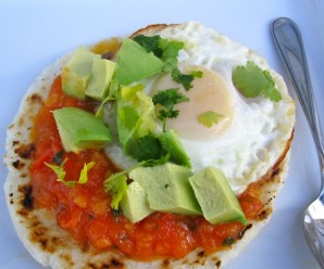 Arepa con huevo hogao y aguacate