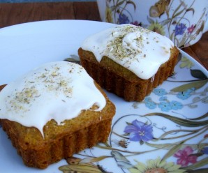 mini chamomile cakes with frosting