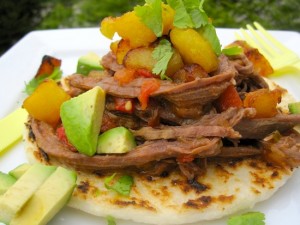 Arepa-con-Carne-Desmechada Arepa con Ropa Vieja