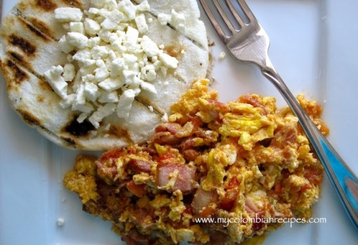 Huevos Pericos con Tocineta (Scrambled Eggs with Tomatoes, Onion and Bacon)