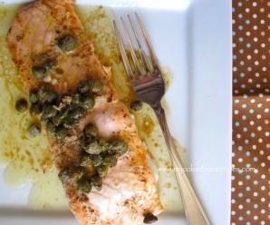 Salmón con Salsa de Alcaparras (Salmon with Capers Sauce)