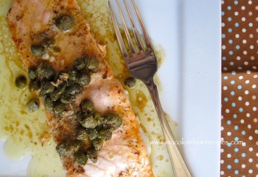 Salmón con Salsa de Alcaparras (Salmon with Capers Sauce)