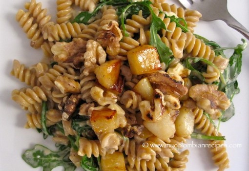Whole Wheat Pasta with Pears, Walnuts and Gorgonzola Cheese