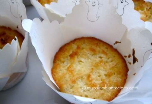 Torticas de Coco (Simple Mini Coconut Cakes)