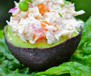 Aguacate Relleno de Atún (Tuna Stuffed Avocado)