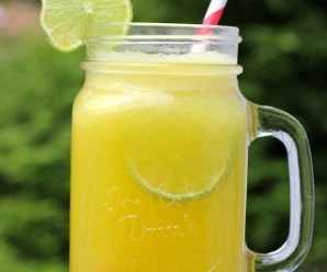 Limonada de Piña (Pineapple Limeade)