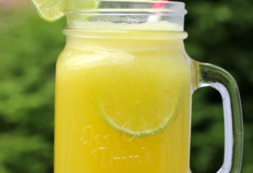 Limonada de Piña (Pineapple Limeade)
