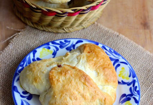 Mogolla Chicharrona (Crispy Pork Belly Stuffed Bread) |mycolombianrecipes.com