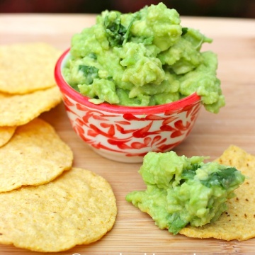 Simple Guacamole |mycolombianrecipes.com