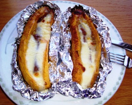 BAKED PLANTAINS WITH GUAVA AND CHEESE (PLATANOS ASADOS CON BOCADILLO Y QUESO)