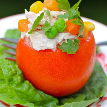 Tomates Rellenos de Atún (Tuna salad Stuffed Tomatoes)|mycolombianrecipes.com