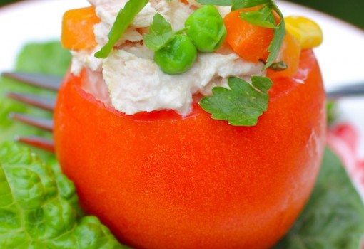 Tomates Rellenos de Atún (Tuna salad Stuffed Tomatoes)|mycolombianrecipes.com