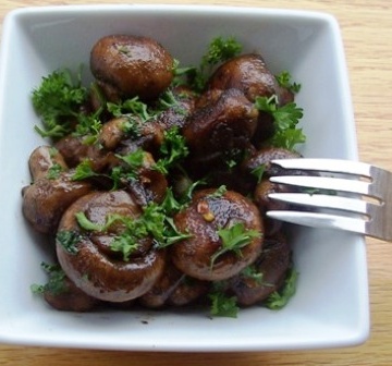 Champiñones al Ajillo (Mushrooms in Garlic Sauce) |mycolombianrecipes.com