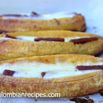 Plátanos asados con Queso y Bocadillo (Baked Plantains with Cheese and Guava Paste)|mycolombianrecipes.com