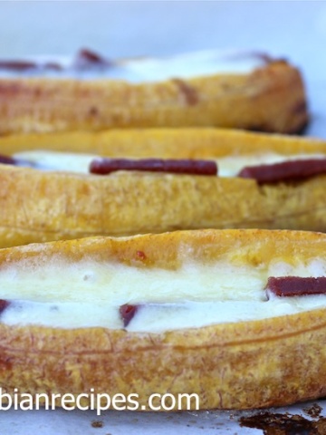 Plátanos asados con Queso y Bocadillo (Baked Plantains with Cheese and Guava Paste)|mycolombianrecipes.com