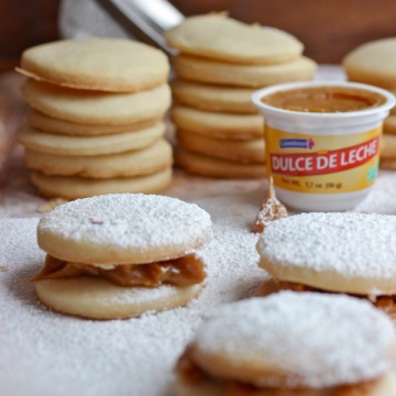 Alfajores (Dulce de Leche Cookie Sandwiches)|mycolombianrecipes.com