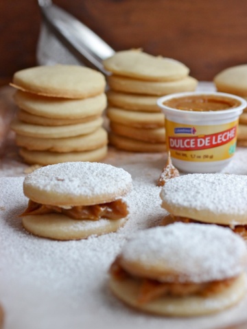 Alfajores (Dulce de Leche Cookie Sandwiches)|mycolombianrecipes.com