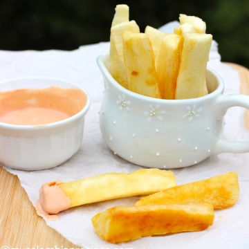 Yuca frita (Yuca or Cassava Fries) |mycolombianrecipes.com
