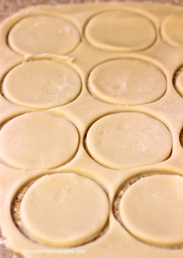 Alfajores (Dulce de Leche Cookie Sandwich)