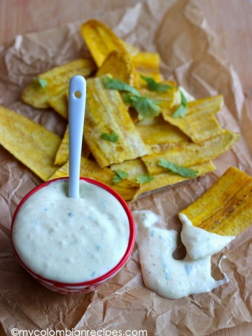 Platanitos (Plantain Chips)|mycolombianrecipes.com