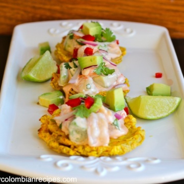 Patacones con Camarón y Aguacate (Fried Green Plantain with Shrimp and Avocado)|mycolombianrecipes.com