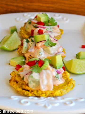 Patacones con Camarón y Aguacate (Fried Green Plantain with Shrimp and Avocado)|mycolombianrecipes.com