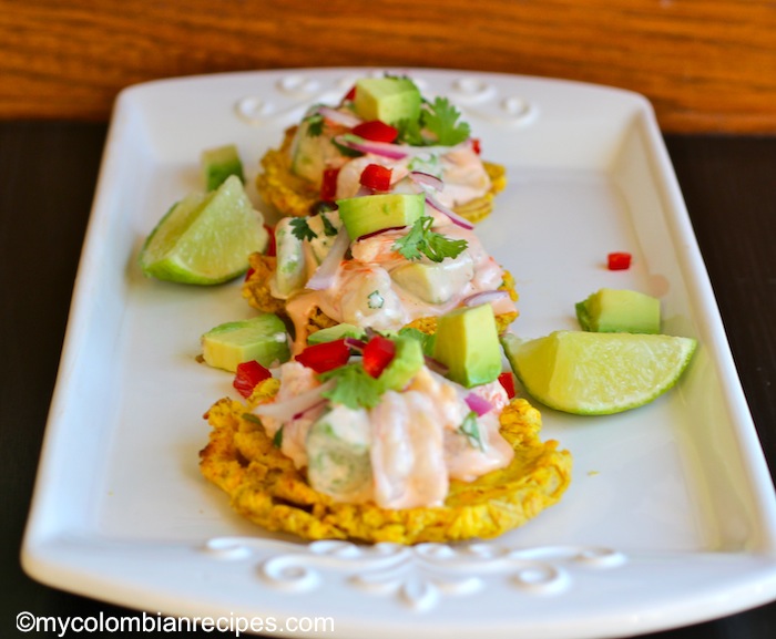 Patacones con Camarón y Aguacate (Fried Green Plantain with Shrimp and Avocado)|mycolombianrecipes.com