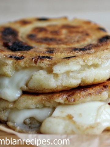 Cheese Stuffed Corn Cakes (Arepas Rellenas de Queso) |mycolombianrecipes.com