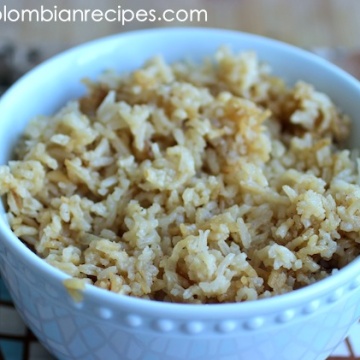 Arroz com óleo caramelizado (arroz com cebola caramelo) | Mycolombianrecipes.com