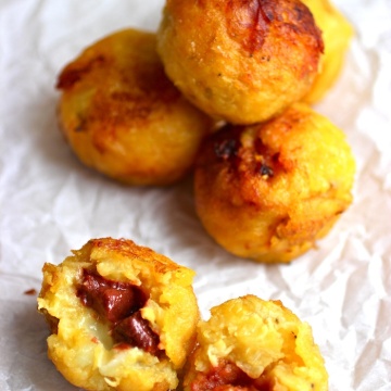 Ripe Plantain Balls (Buñuelos de Plátano Maduro)|mycolombianrecipes.com