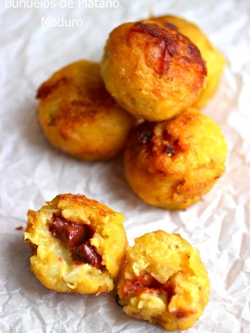 Ripe Plantain Balls (Buñuelos de Plátano Maduro)|mycolombianrecipes.com