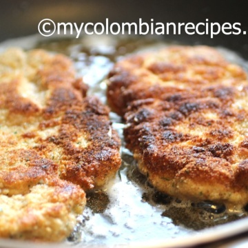 Chuleta Valluna (Colombian-Style Breaded Pork) |mycolombianrecipes.com
