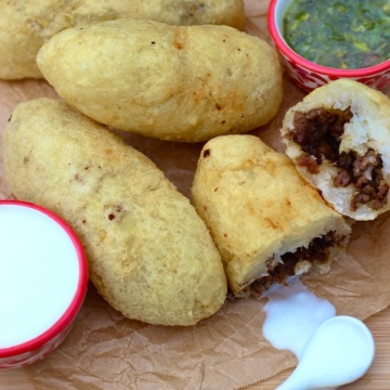 Carimañola (Meat and Cheese Stuffed Yuca) |mycolombianrecipes.com