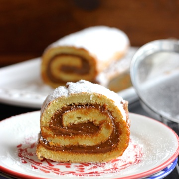 Pionono de Arequipe (Dulce de Leche Cake Roll) |mycolombianrecipes.com