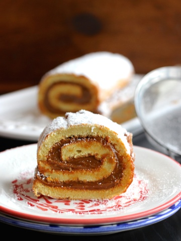 Pionono de Arequipe (Dulce de Leche Cake Roll) |mycolombianrecipes.com