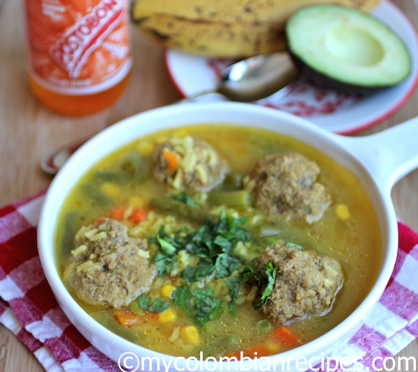 Sopa de arroz con albondigas