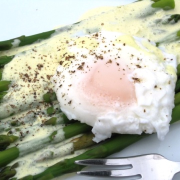 Poached Eggs with Asparagus and Mustard Sauce