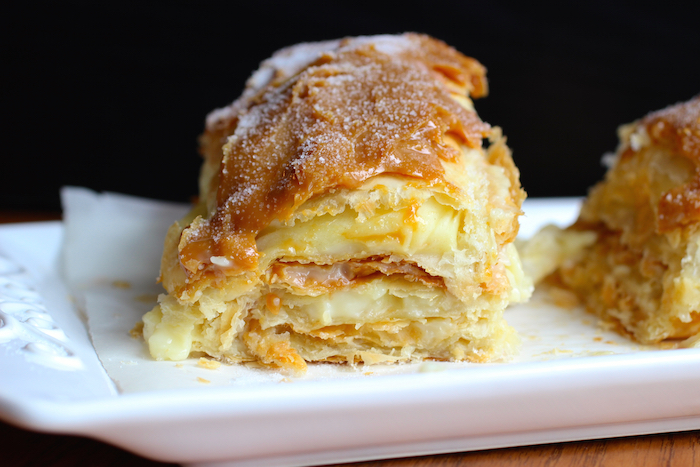 Milhojas con Arequipe (Colombian Dulce de Leche Pastry) |mycolombianrecipes.com