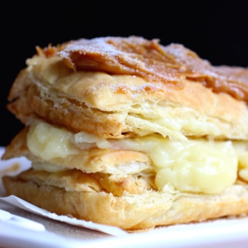 Millefeuille with Arequipe (Colombian Dulce de Leche Pastry) |mycolombianrecipes.com
