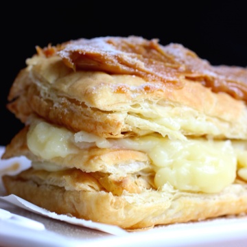 Milhojas con Arequipe (Colombian Dulce de Leche Pastry) |mycolombianrecipes.com