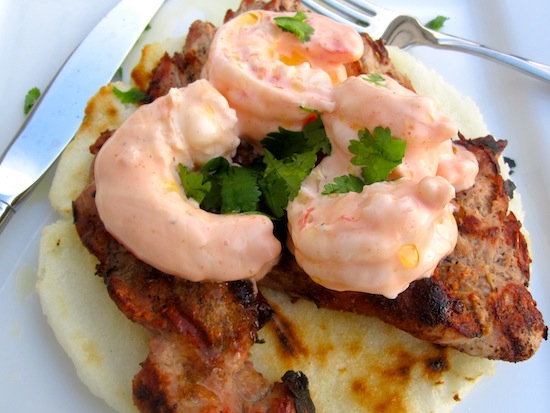 Arepa con Camarones y Cerdo