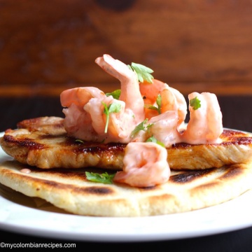 Arepa con Cerdo y Camarones (Arepa with Pork and Shrimp)|mycolombianrecipes.com