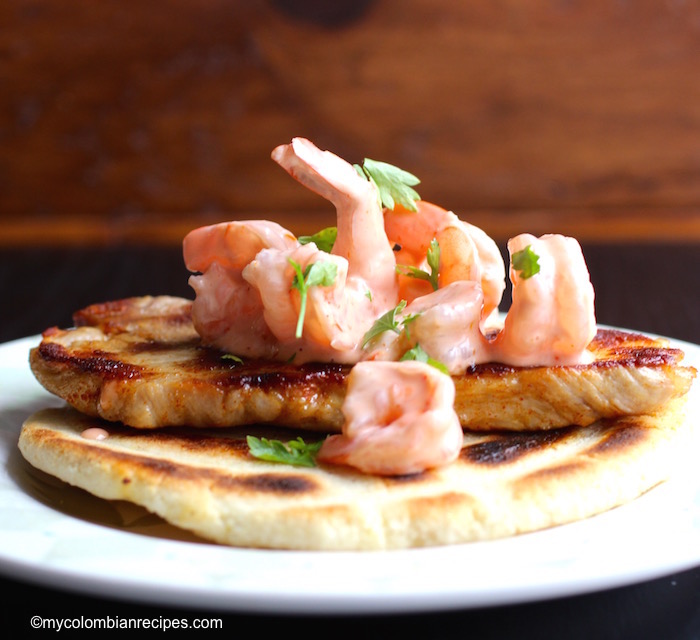 Arepa con Cerdo y Camarones (Arepa with Pork and Shrimp)|mycolombianrecipes.com