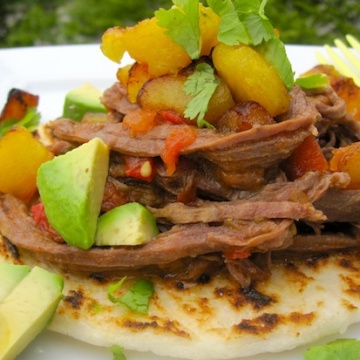 Arepa con Carne Desmechada