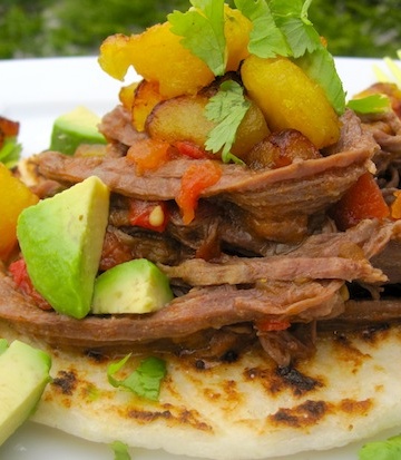 Arepa con Carne Desmechada