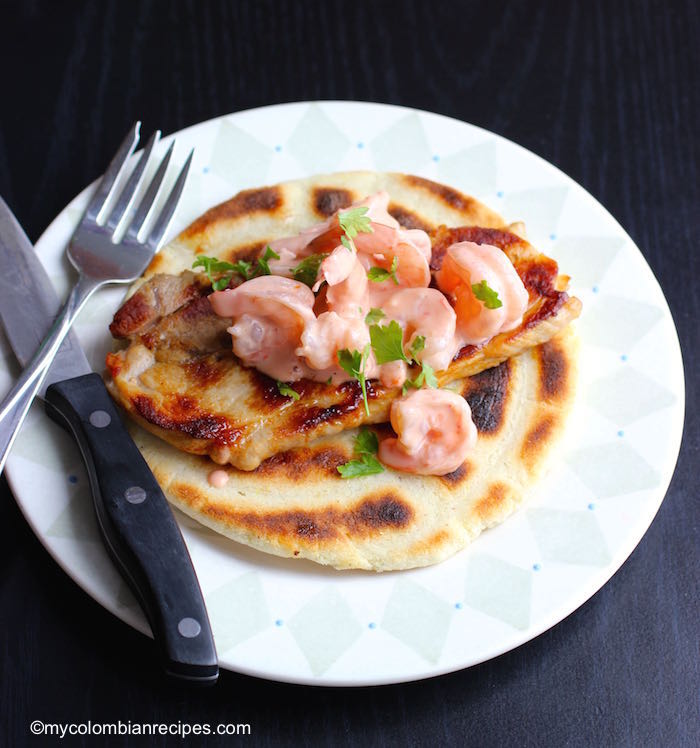 Arepa con Cerdo y Camarones (Arepa with Pork and Shrimp)