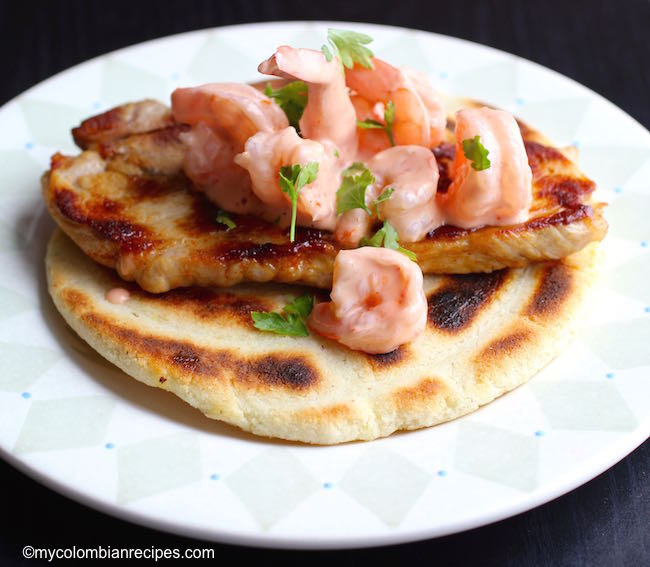 Arepa con Cerdo y Camarones (Arepa with Pork and Shrimp)