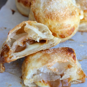 Pastel Gloria (Guava, Dulce de Leche and Cheese Pastry) |mycolombianrecipes.com