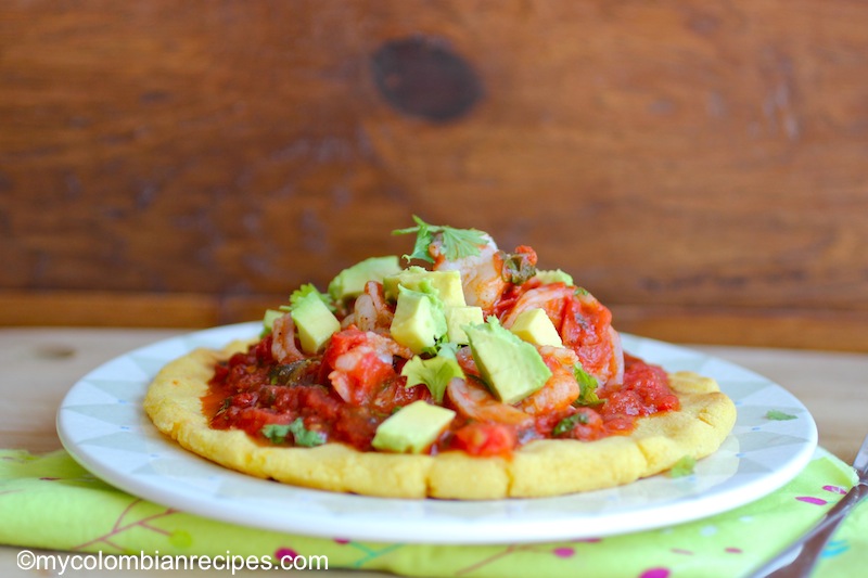 Arepa con Camarones y Hogao (Arepa with Shrimp)