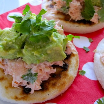 Arepitas con salmon y Aguacate